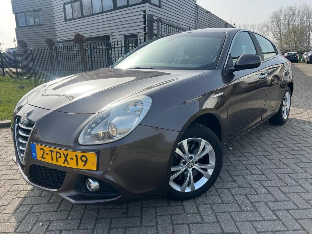 Alfa Romeo Giulietta 1.4 Turbo 2014 Automaat Cruise Navi, Stof, 1280 kg, 4 cilinders, Bruin