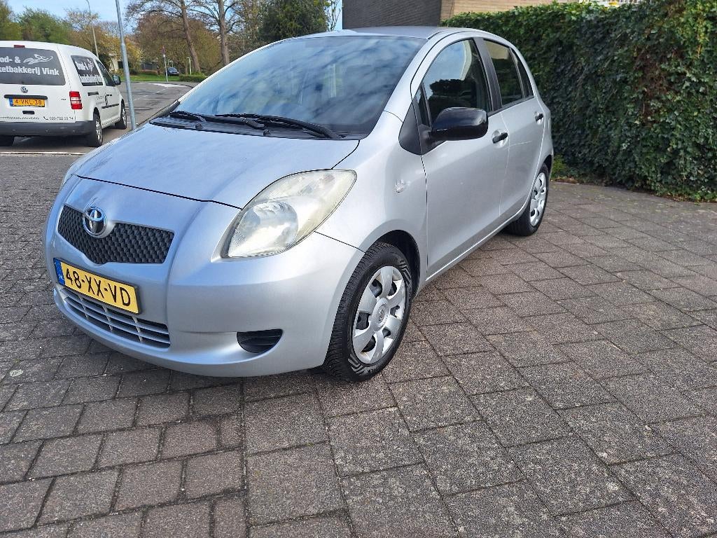 Toyota Yaris 1.3 16V Vvt-i 5DR 2007 Grijs, Auto's, Voorwielaandrijving, 40 €/maand, Zwart, 4 cilinders