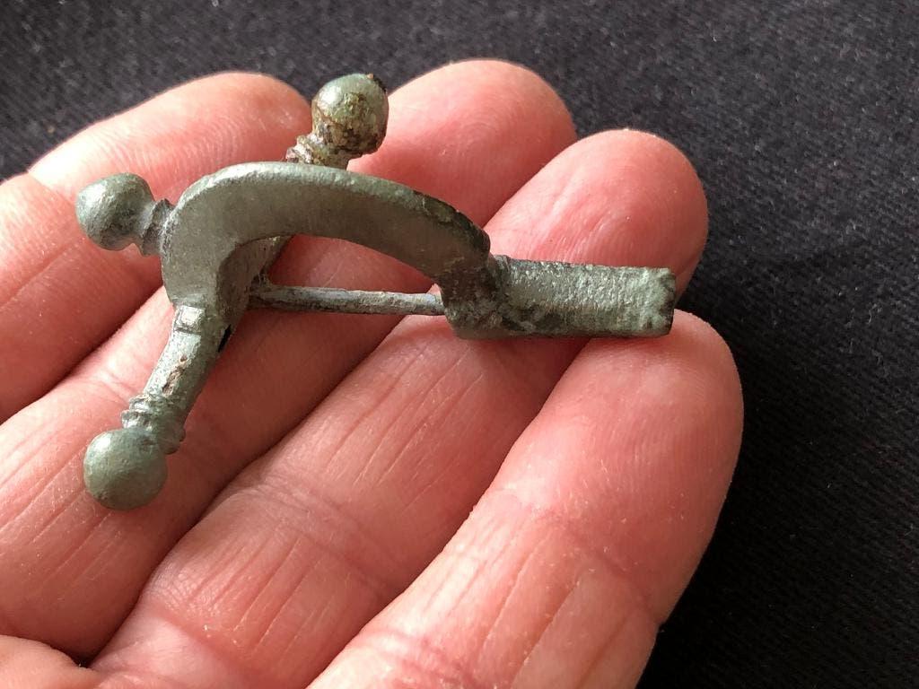 ROMEINSE 3 knoppen FIBULA mantelspeld 1800 jr. bodemvondst!, Ophalen of Verzenden, Brons