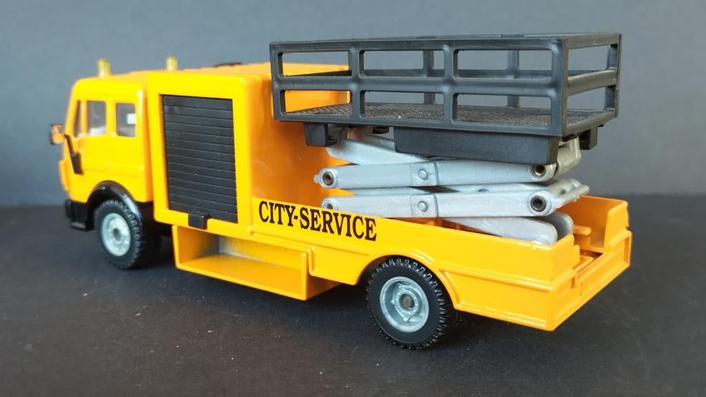 Mercedes Benz SK City Service Hoogwerker schaarlift Siku Pol, Schlittenbacherstrasse 60 Lüdenscheid Germany, SIKU, Verzenden, Zo goed als nieuw