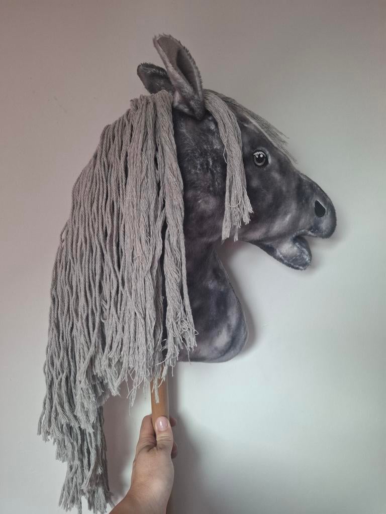 Mooie Hobby Horse met accessoires - Grijs paard, Ophalen of Verzenden, Zo goed als nieuw, Jongen of Meisje