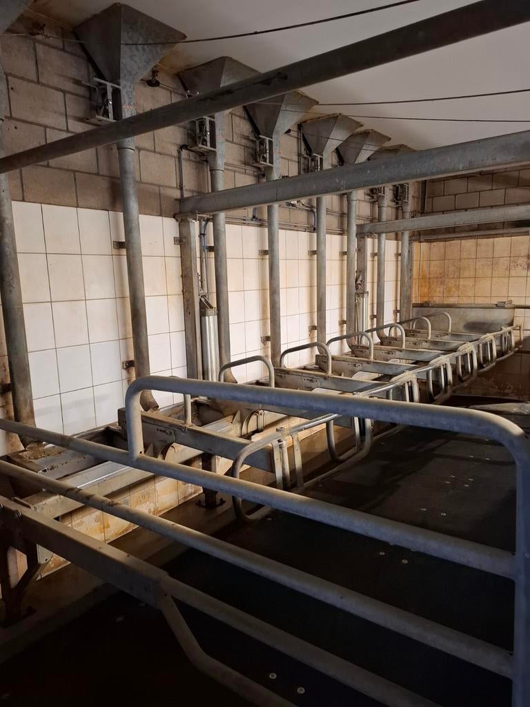 Hekwerk en voerbakken melkstal GEA, Ophalen