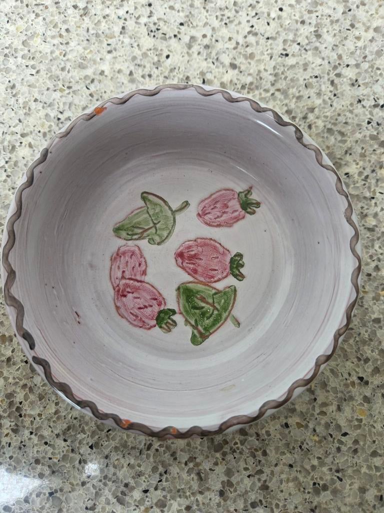 Handgemaakte aardewerk schaal met aardbeien, Ophalen of Verzenden