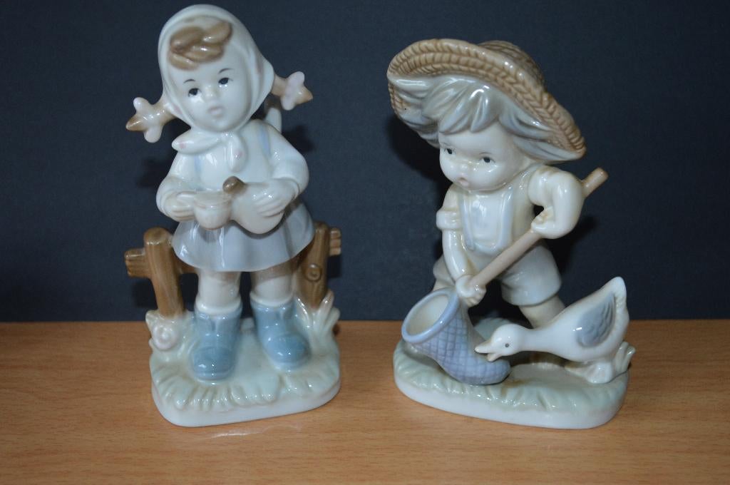 jaren 70 : 2 schattige porseleinen beeldjes jongen+meisje, Ophalen of Verzenden, Zo goed als nieuw, Mens