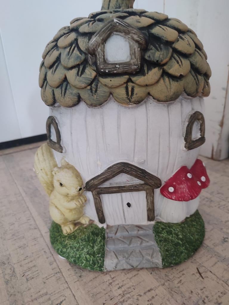 Decoratief beeld, tuinbeeld huisje eikel met eekhoorn 35 cm, Verzamelen, Beelden en Beeldjes, Zo goed als nieuw, Dier, Ophalen of Verzenden