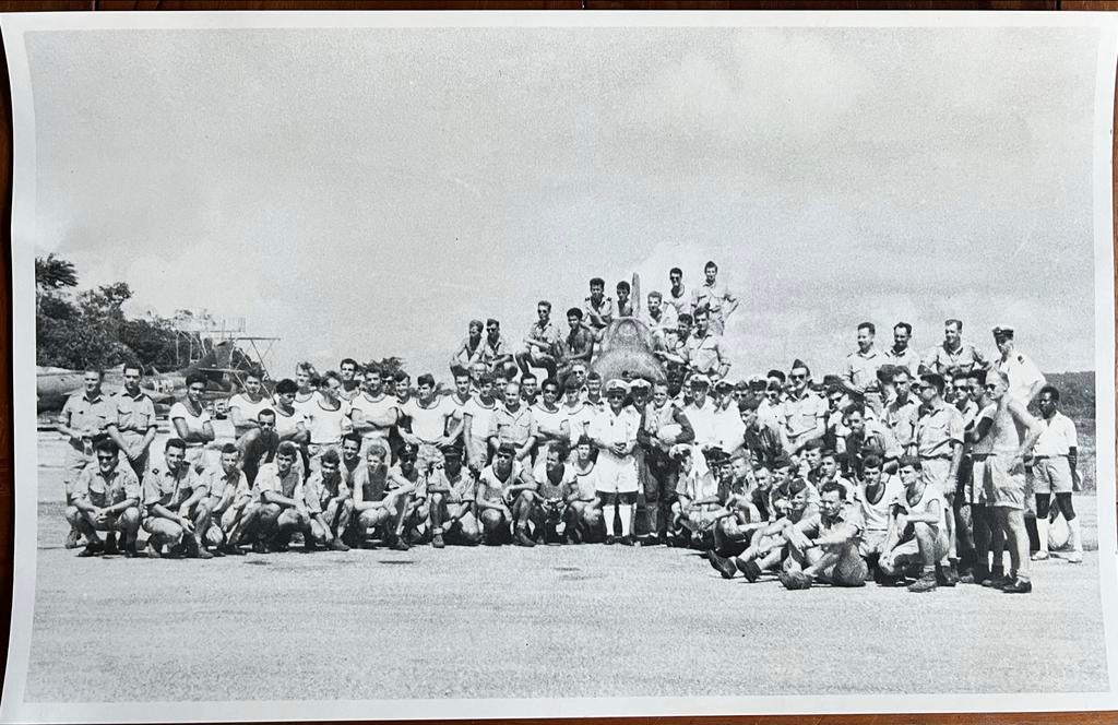 Groepsfoto Biak 1961, vliegtuig op achtergrond, Ophalen, 1960 tot 1980, Gebruikt, Foto