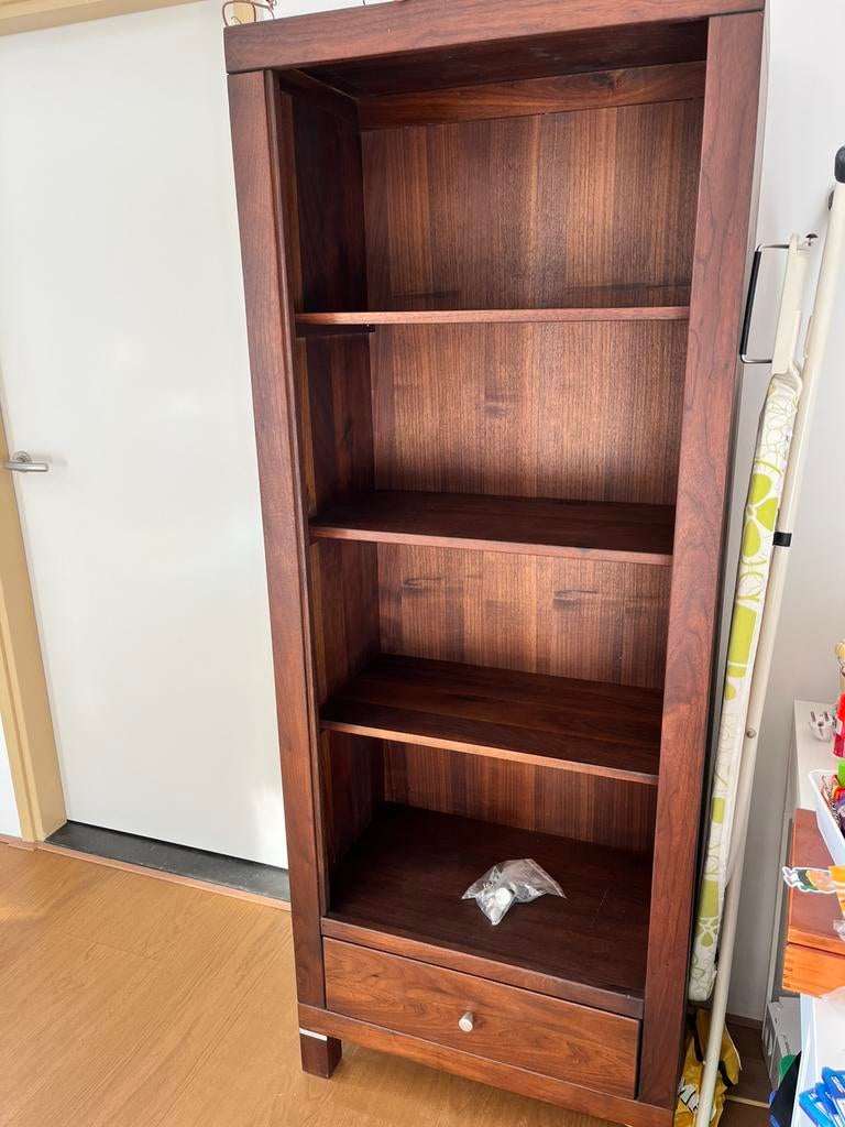 Vitrinekast noten/kersen massief hout in olie, Ophalen, Met plank(en), Gebruikt, 50 tot 100 cm