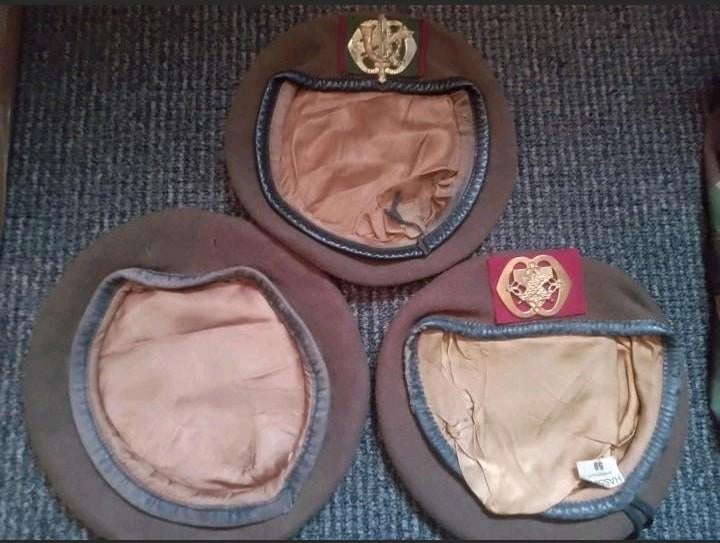 MILITAIRE BARET diverse origineel, Verzamelen, Militaria | Algemeen, Ophalen of Verzenden, Overige soorten, Overige gebieden, Helm of Baret