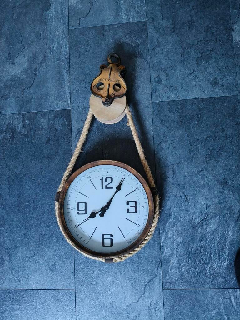 Roestige klok met katrol, Ophalen of Verzenden, Wandklok