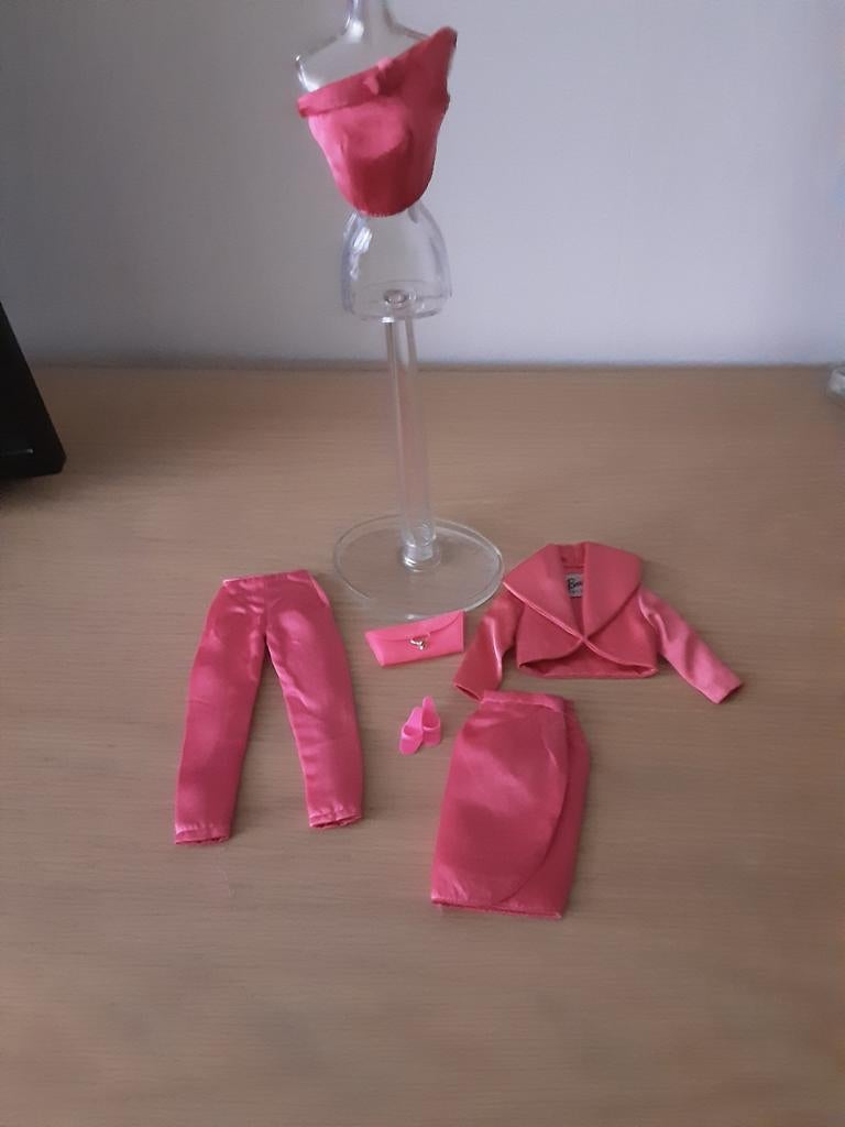 Barbie Vintage Satin 'n Rose Collectie 1963, Verzamelen, Ophalen of Verzenden, Zo goed als nieuw, Kleertjes