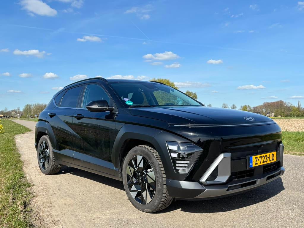 Hyundai Kona 1.6 GDI HEV 141pk DCT 2024 Zwart, Auto's, Hyundai, Zwart, Zwart, 75 €/maand, 144 pk