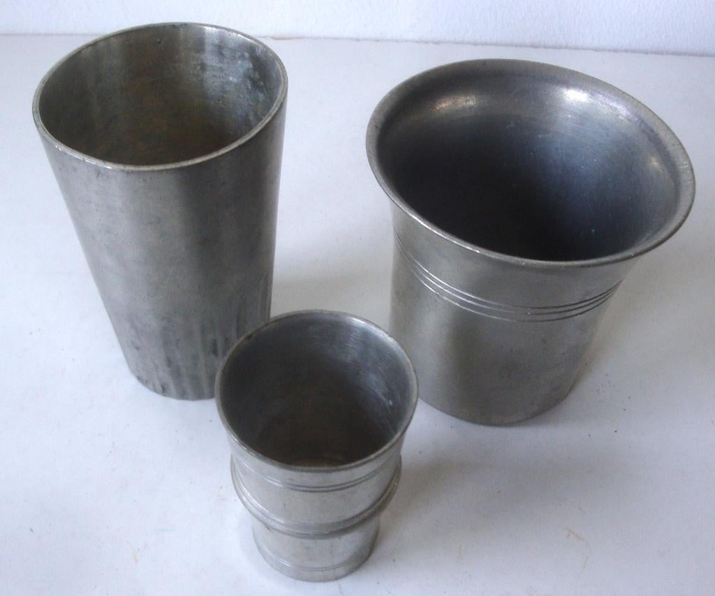 3 metalen bekertjes, waarschijnlijk alle drie van tin, Antiek en Kunst, Antiek | Tin, Ophalen of Verzenden