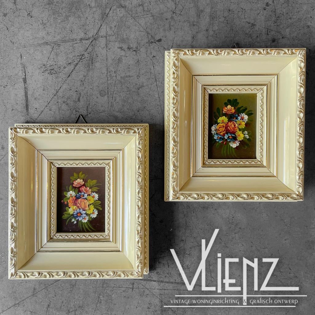 Twee vintage, brocante bloemen schilderijen in lijst, Ophalen of Verzenden
