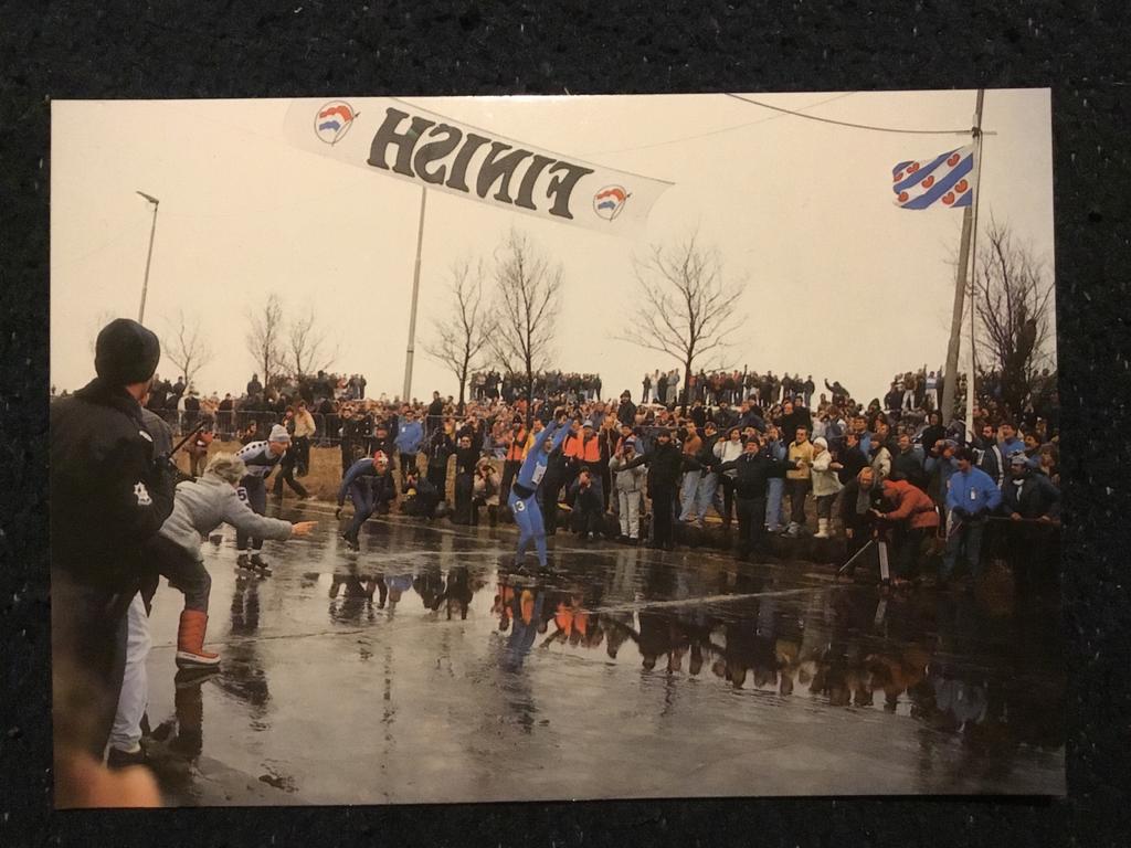 Foto 13e Elfstedentocht 1985 - Finish Evert van Benthem, Verzamelen, Foto's en Prenten, Gebruikt, 1980 tot heden, Foto, Ophalen of Verzenden