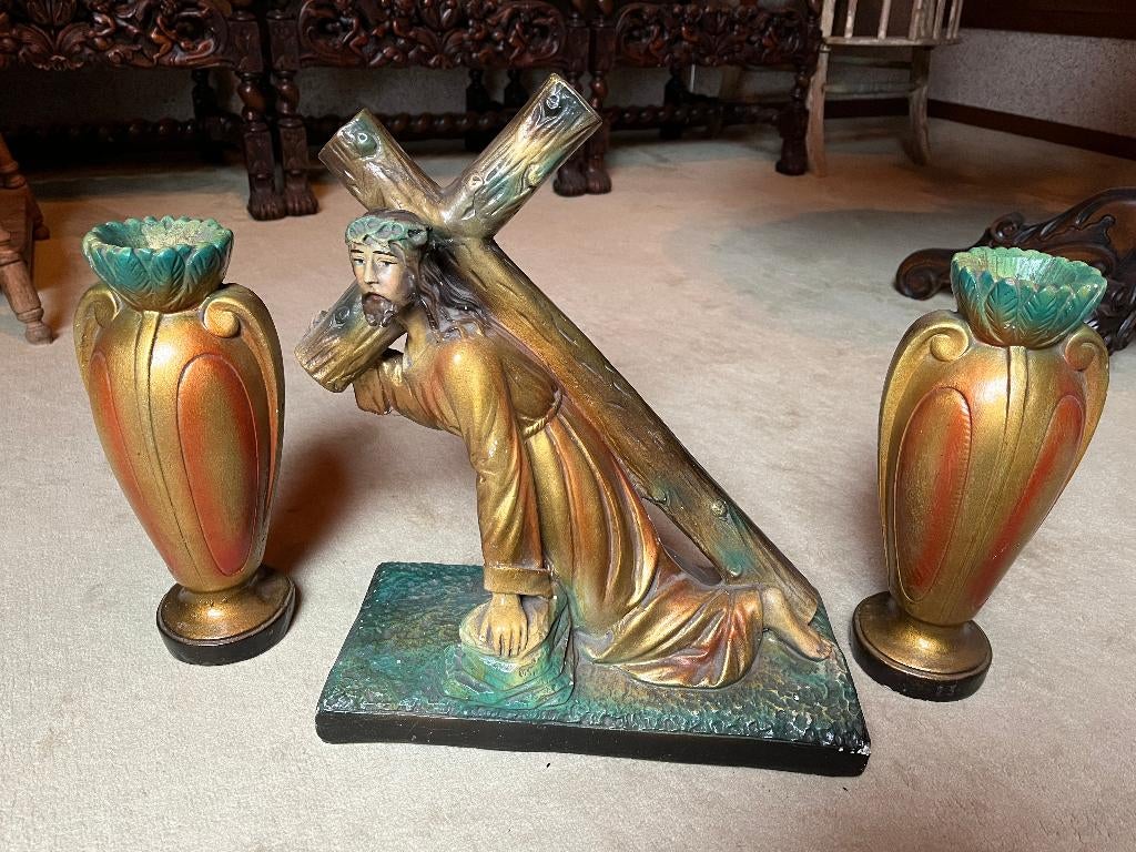 Art Deco Jezus met kruis plus 2 vazen, Ophalen of Verzenden
