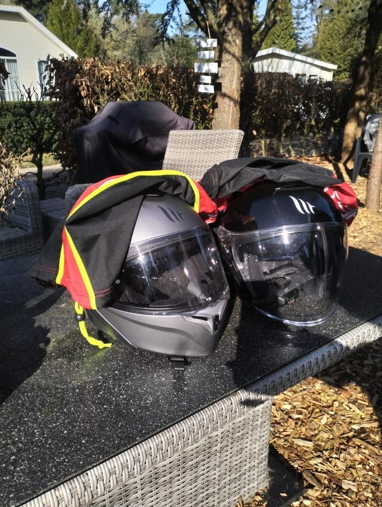 Scooter helmen. ZO GOED AL NIEUW, Ophalen, Zo goed als nieuw, MT HELMETS(goedgekeurd voor brommers/scooters )