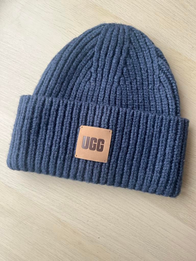 Ugg Muts One Size - Donkerblauw, Kleding | Dames, Mutsen, Sjaals en Handschoenen, Zo goed als nieuw, Muts, Maat 38/40 (M), Ophalen of Verzenden