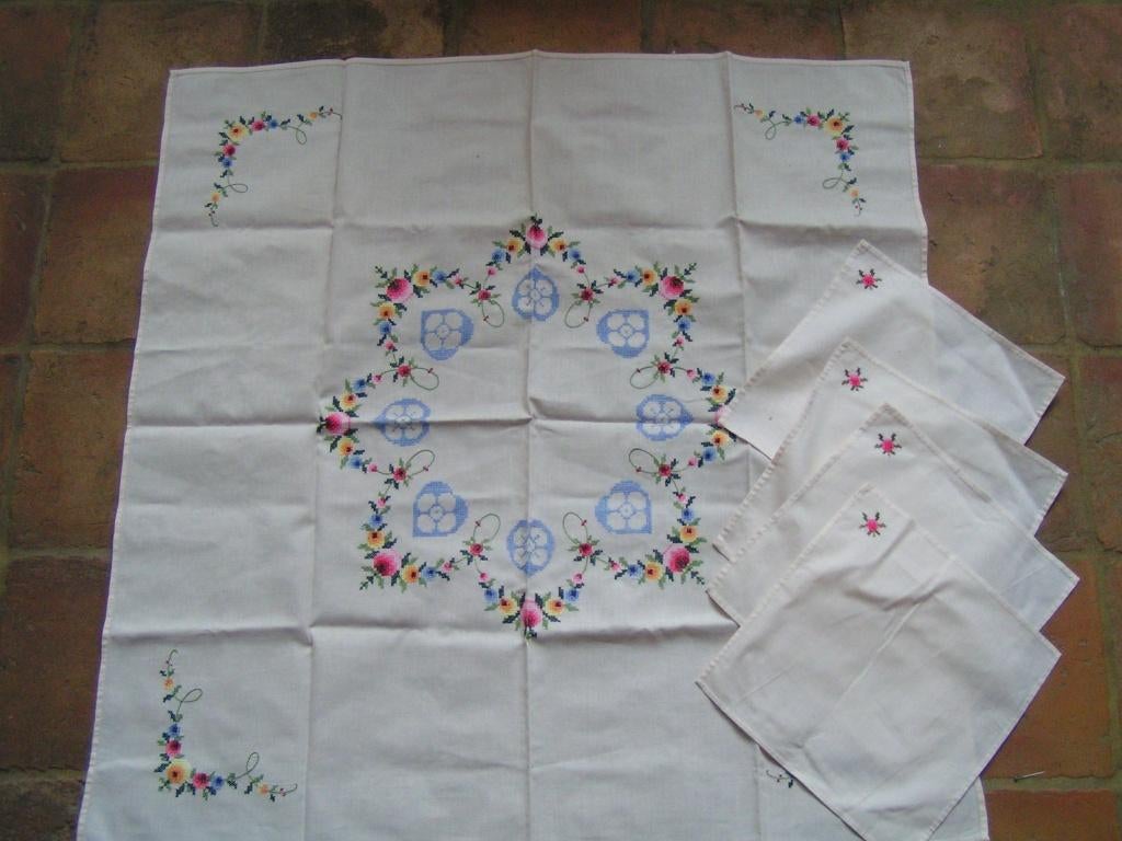 nieuw geborduurd tafelkleed met 4 servetten nr WW 512, Verzenden, Nieuw, Vierkant, Binnen