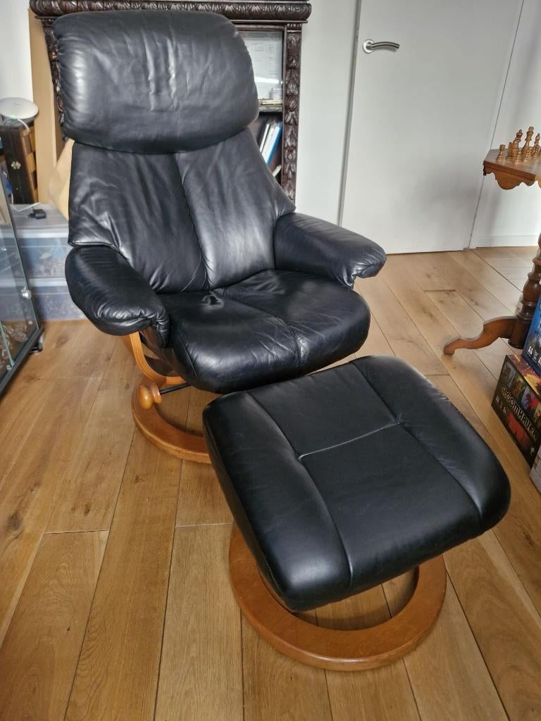 Comfortabele leren relaxstoel met voetenbank, Ophalen, Gebruikt, Minder dan 75 cm, Stressless