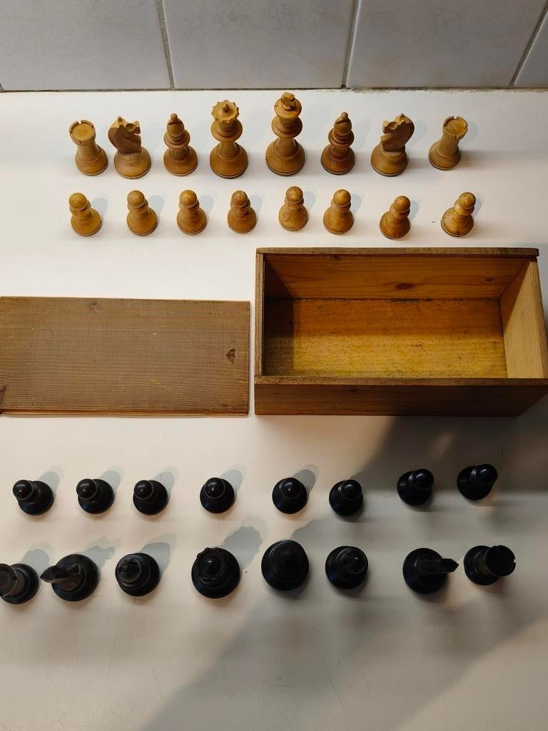 Vintage Schaakstukken Hout met Opbergdoos, Een of twee spelers, Ophalen of Verzenden, Zo goed als nieuw, Onbekend