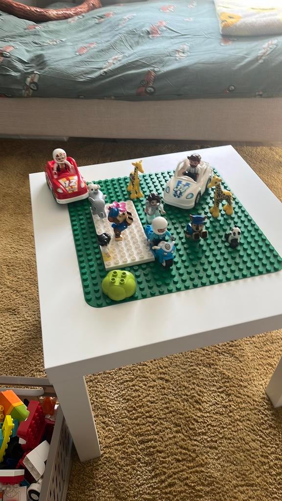 Duplo lego tafel met bak vol lego (veel auto’s en poppetjes), Ophalen of Verzenden, Zo goed als nieuw