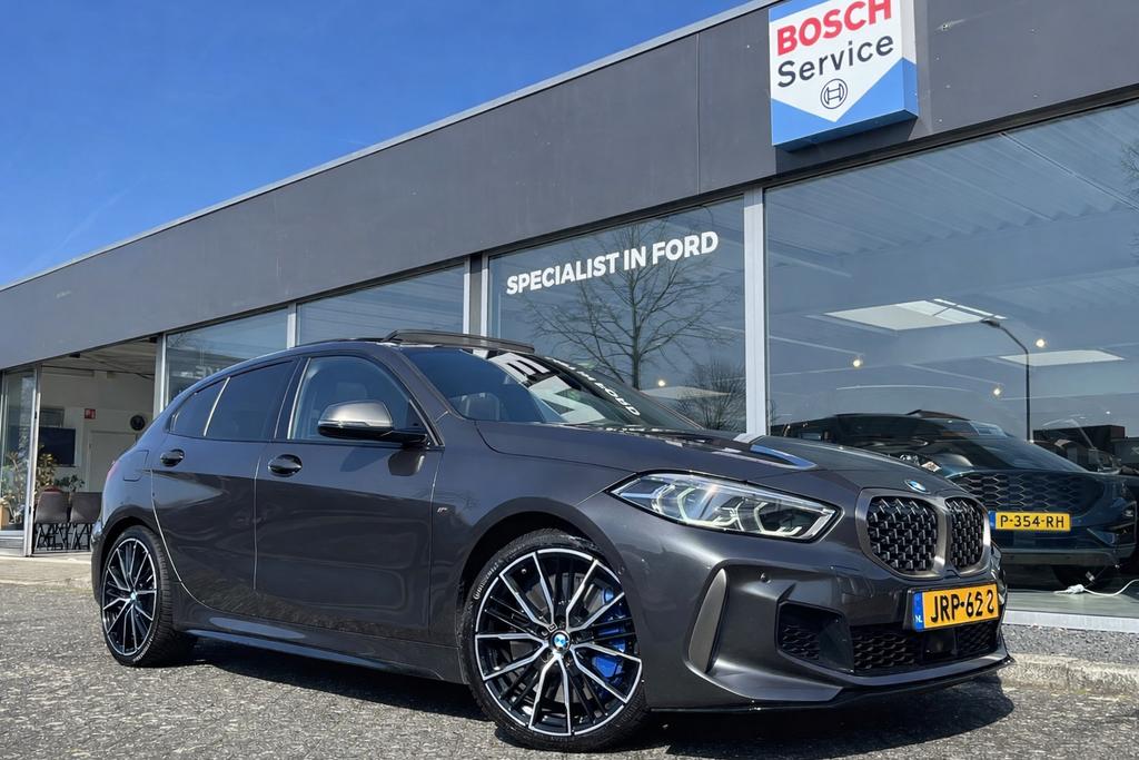 BMW 1-Serie M135i 306pk Aut Xdrive 2020 Grijs, Auto's, 1998 cc, Zwart, 4 cilinders, Leder en Stof
