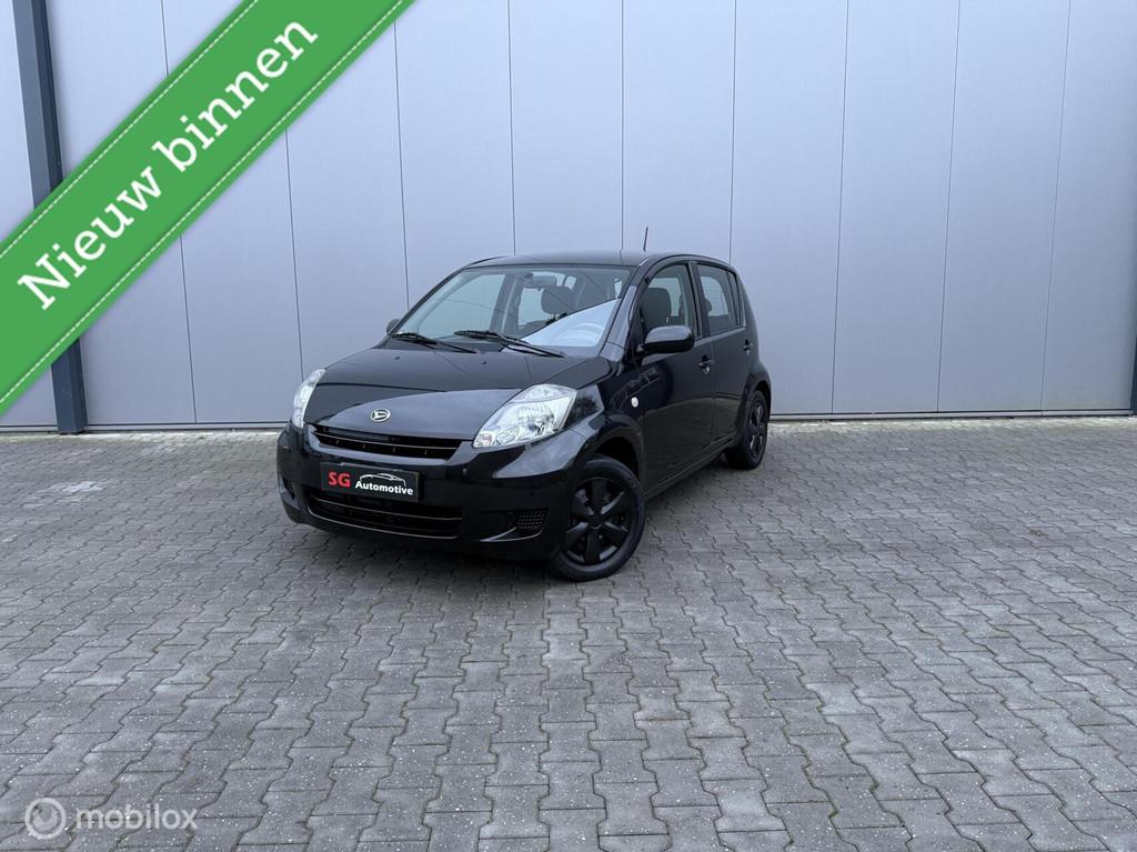 Daihatsu Sirion 2 1.0-12V Slim Airco nieuwe apk, Auto's, Voorwielaandrijving, Gebruikt, Zwart, Sirion