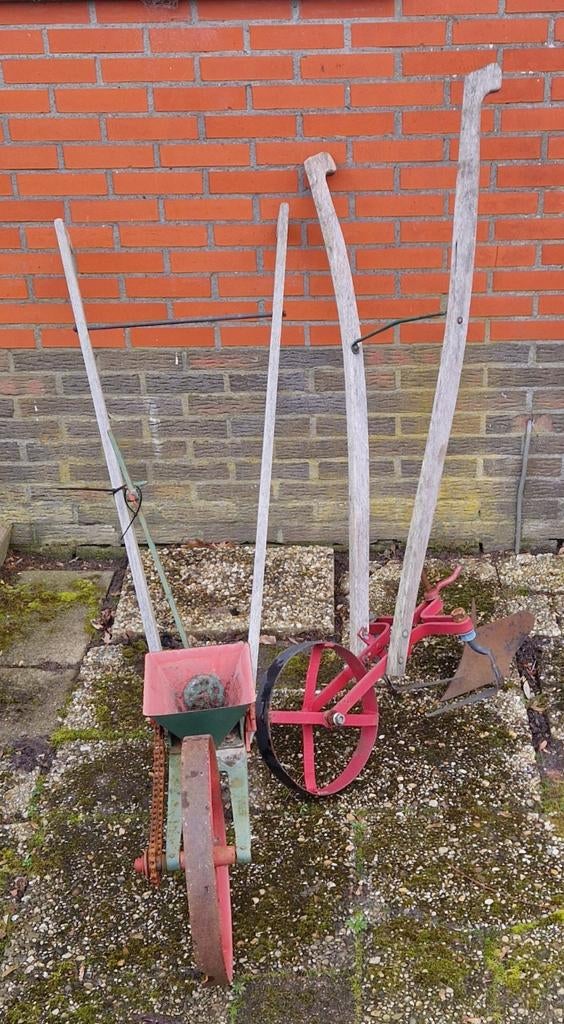 Antieke handploeg en zaaimachine - Tuin & Landbouw, Antiek en Kunst, Ophalen