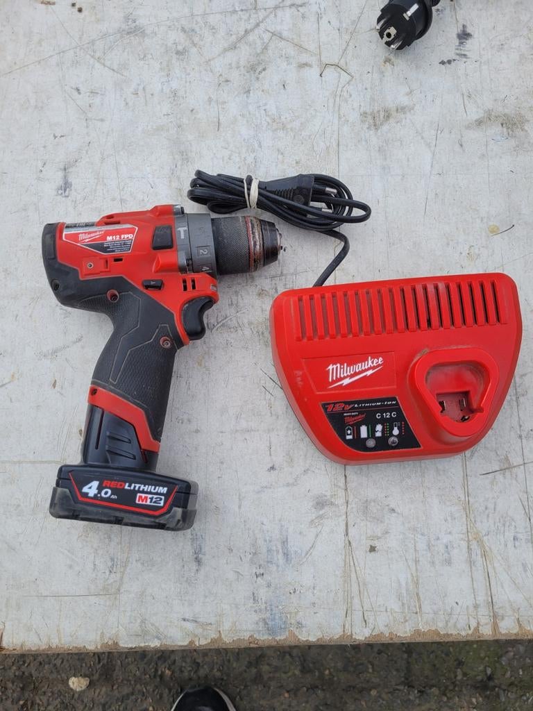 Milwaukee M12 boormachine met lader en accu, Ophalen