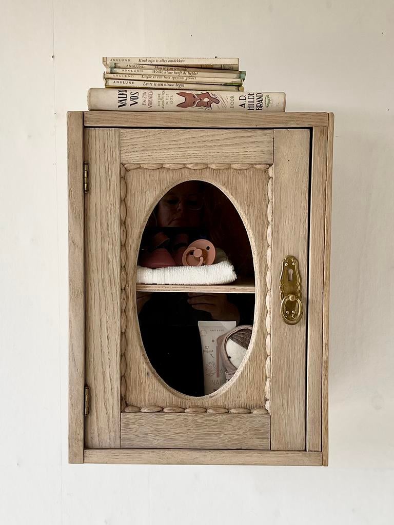 Antiek hangkastje, naturel look, linksdraaiend, klein kastje, Huis en Inrichting, Kasten | Vitrinekasten, Gebruikt, Minder dan 100 cm