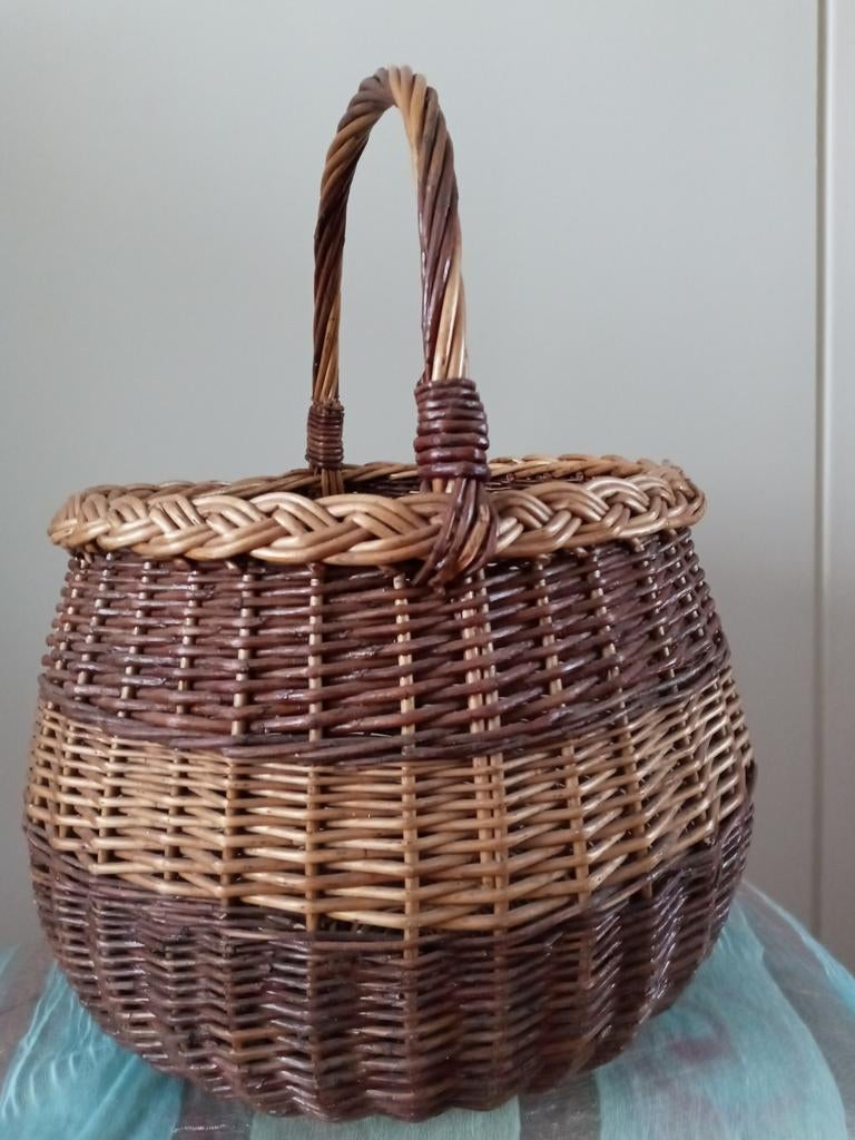 Mooie grote rieten vintage hengselmand in twee kleuren, Huis en Inrichting, Ophalen of Verzenden, Gebruikt, Rond, Riet
