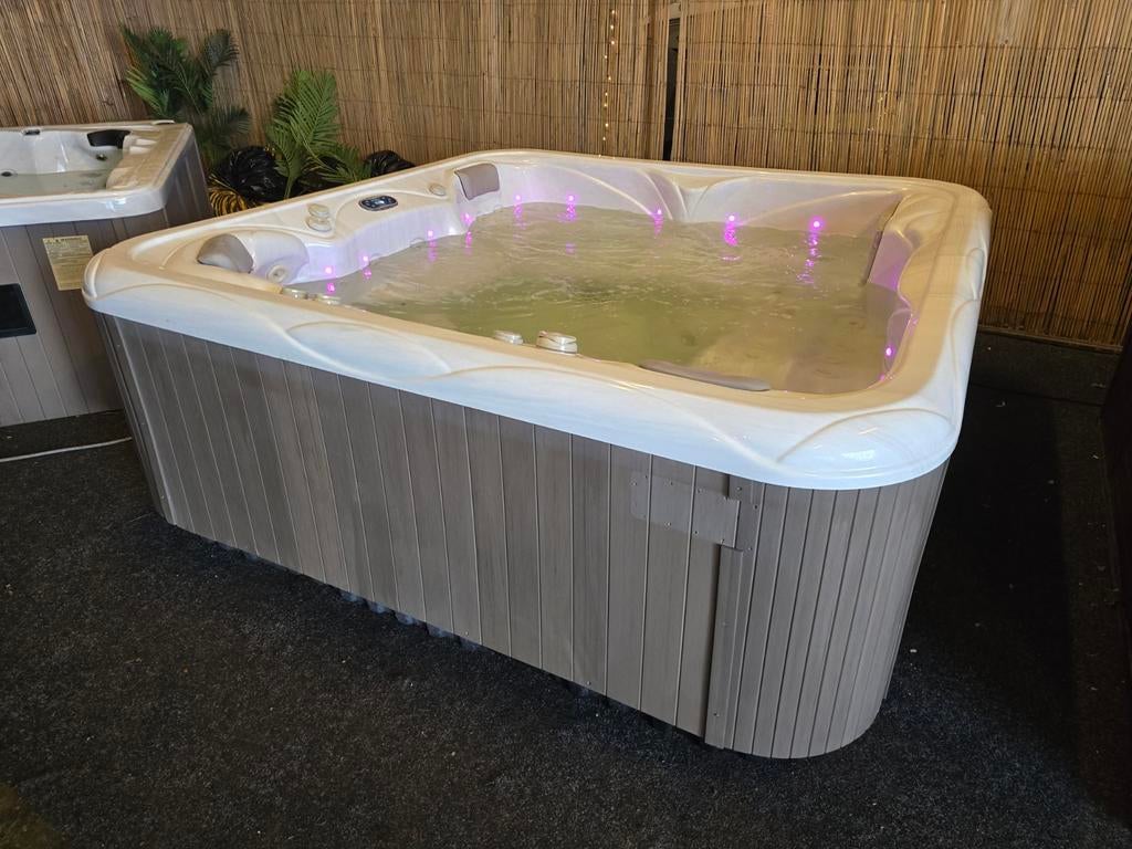 Wellis Spa 3 Stuks Jacuzzi Balboa 2 Ligplaatsen 5 Pers, Ophalen, Gebruikt, Pomp, Vast