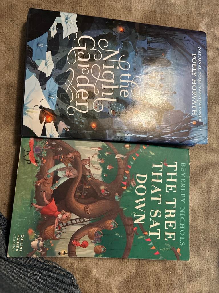 Boeken: The Night Garden & The Tree That Sat Down, Ophalen, Zo goed als nieuw, Fictie algemeen