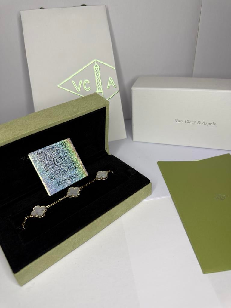 Van Cleef & Arpels Bracelet - Alhambra, Ophalen of Verzenden, Zo goed als nieuw, Wit, Goud