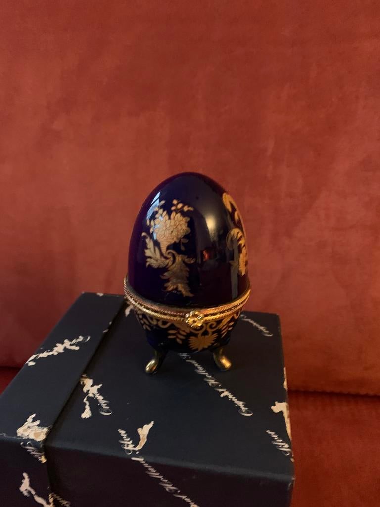 🎁🐣 Fabergé stijl replica ei Kobaltblauw met goudkleurig, Antiek en Kunst, Antiek | Porselein, Ophalen of Verzenden