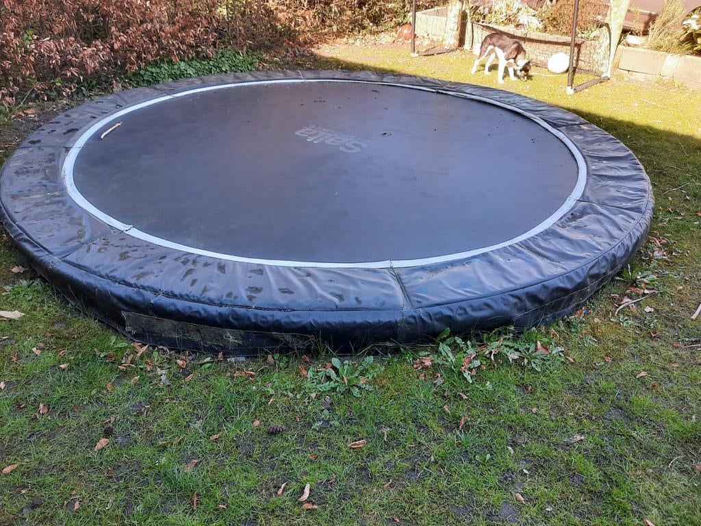 Salta inground trampoline met enkele beschadigingen, Ophalen, Gebruikt