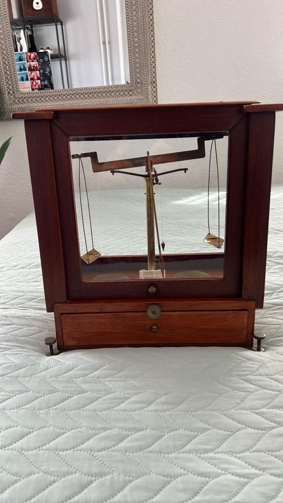 Anieke weegschaal Beckers sons Rotterdam in vitrinekast, Ophalen