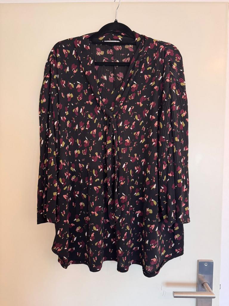 Zwart/wijnrood gebloemde paprika blouse maat 48/50 €10,00, Kleding | Dames, Grote Maten, Ophalen of Verzenden, Zo goed als nieuw