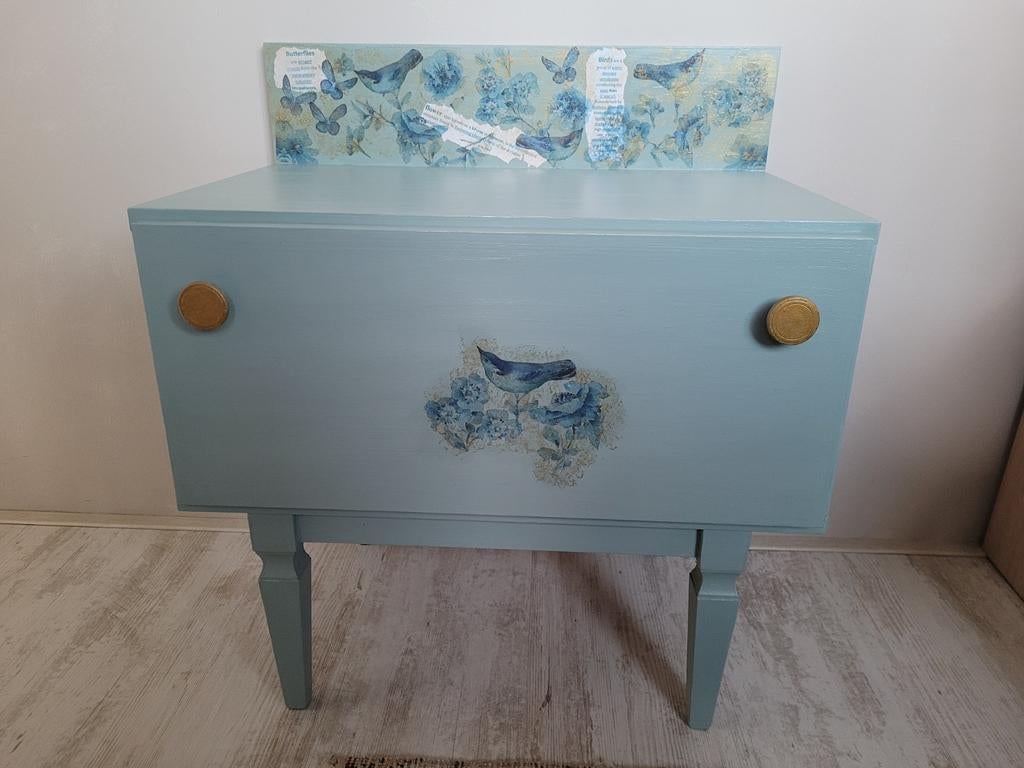 Gepimpt oud klepkastje in blauwe tinten, Ophalen