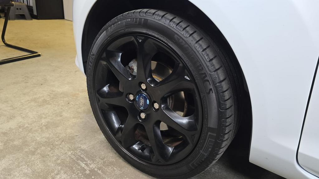 4 Ford Fiesta velgen zwart “16 + zomerbanden 195/45-16, Auto-onderdelen, Banden en Velgen, Ophalen, 16 inch, 195 mm, Zomerbanden