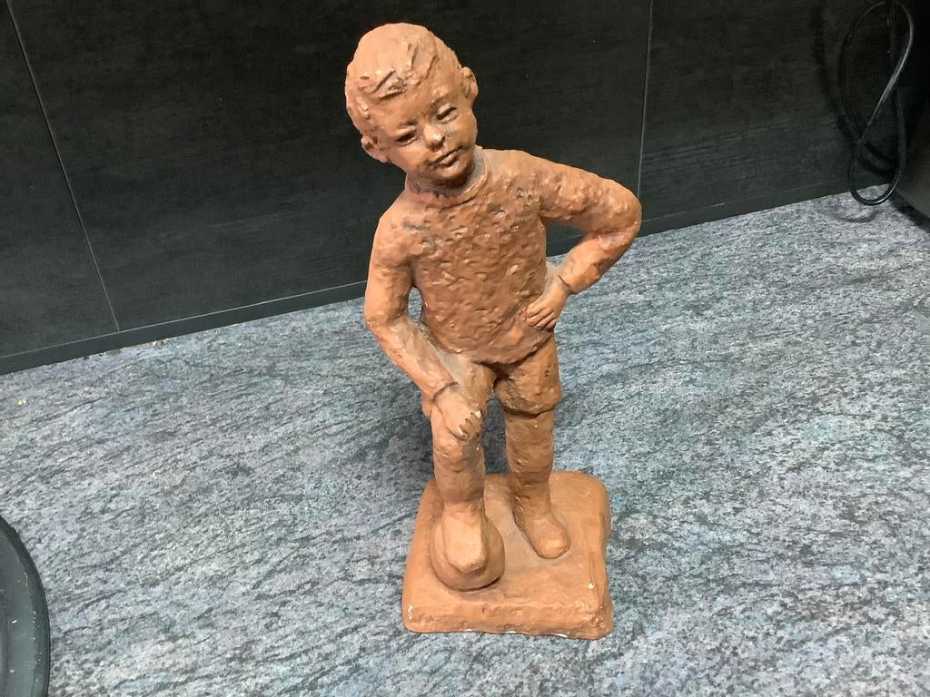 terracotta beeld jongen met voetbal, Ophalen of Verzenden
