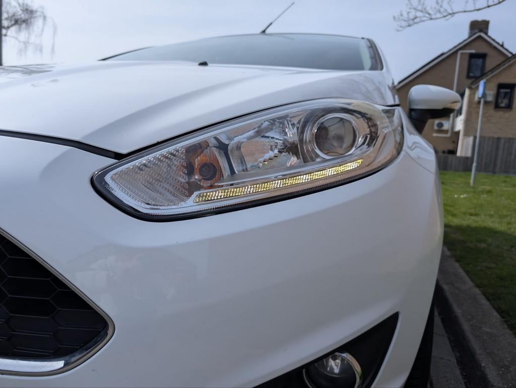 Ford Fiësta 1.25 bouwjaar 2017 wit Apk tot 02-2027, Auto's, Voorwielaandrijving, 600 kg, 4 cilinders, 82 pk