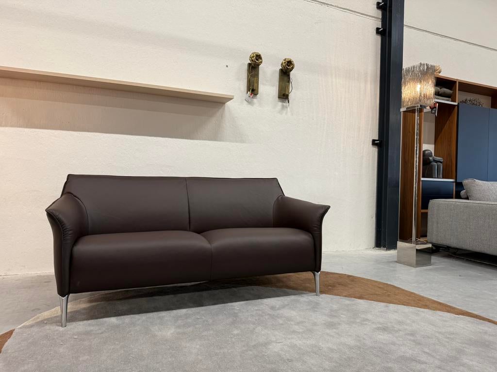 Nieuw Leolux Mayon Bank 2,5 zits bruin leer Design l173, Leolux, Ophalen of Verzenden, Rechte bank, Pode Evidence