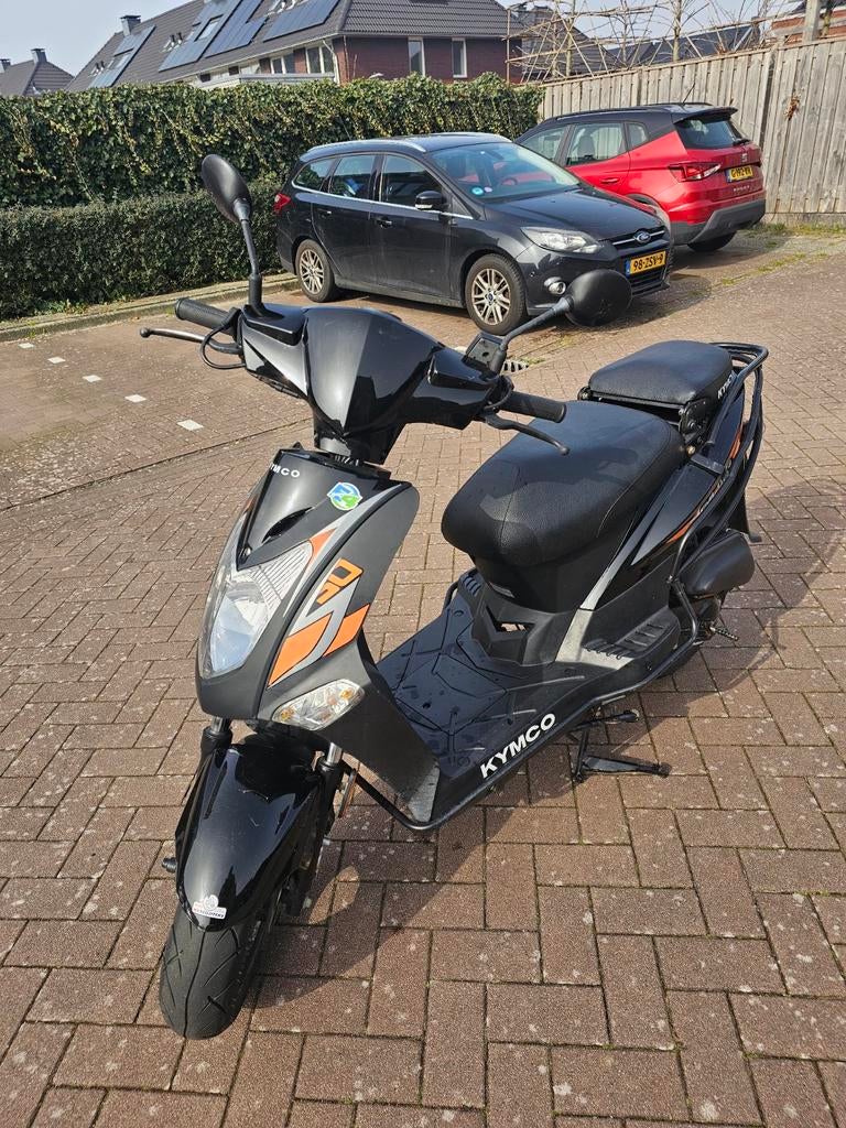 Zuinige Kymco scooter met helmen en motorolie, Fietsen en Brommers, Scooters | Kymco, Ophalen, Gebruikt, Maximaal 45 km/u, Agility