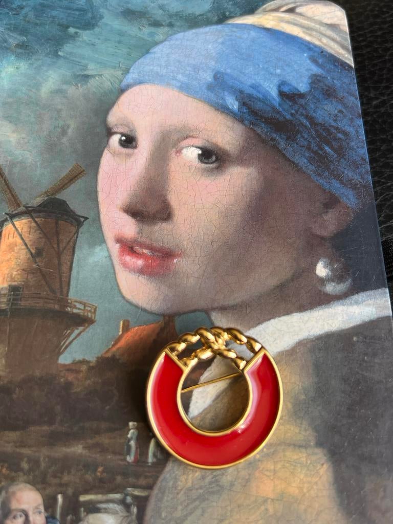 Rode broche Monet met gouden details, Sieraden, Tassen en Uiterlijk, Broches, Overige materialen, Gebruikt, Verzenden, Minder dan 4 cm