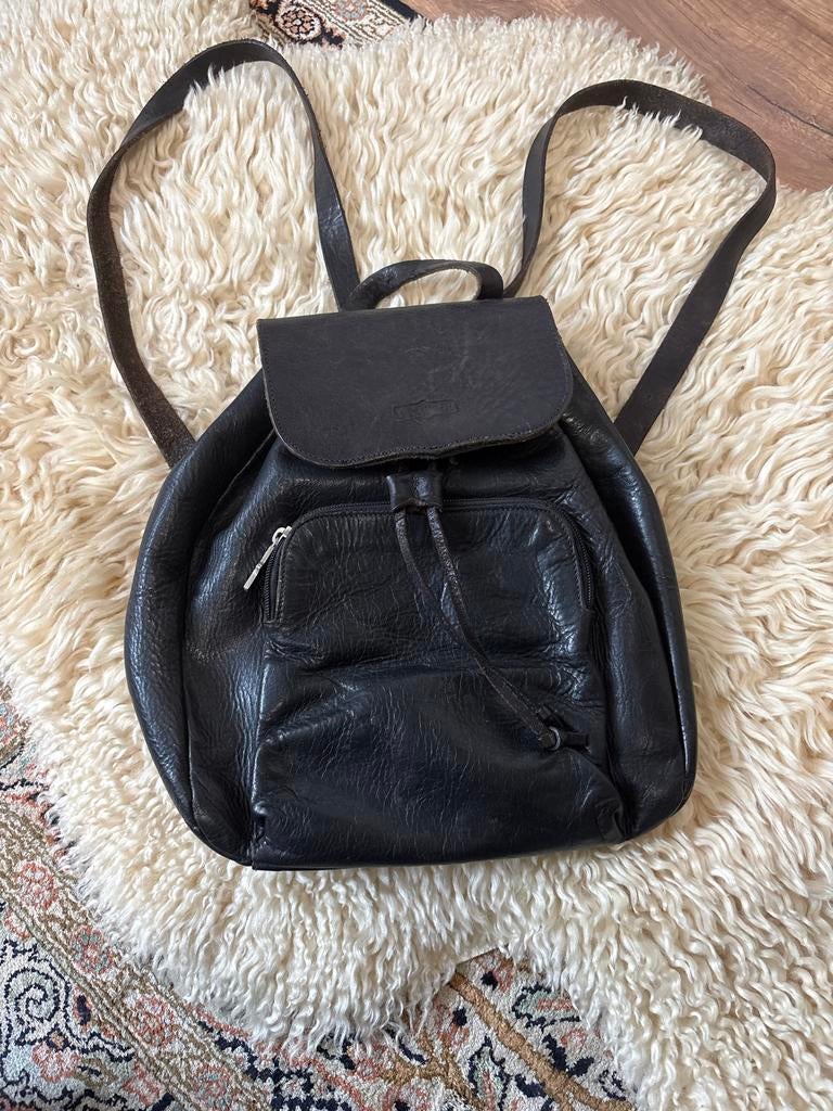 Zwarte leren rugzak van stevig leer, Sieraden, Tassen en Uiterlijk, Tassen | Rugtassen, Overige merken, Gebruikt, 25 tot 40 cm