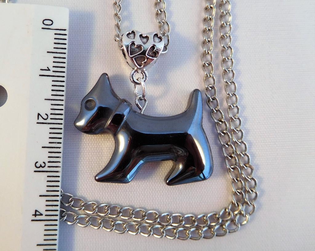 Hematiet hondje met hartjesbail (F88923), Zwart, Nieuw, Ophalen of Verzenden, Steen of Mineraal