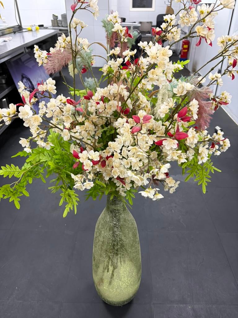 Grote staande vaas met zijden bloemen, Ophalen, Gebruikt, Binnen