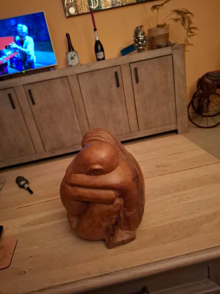 Sensueel houten beeld van een ineengedoken figuur, Ophalen of Verzenden