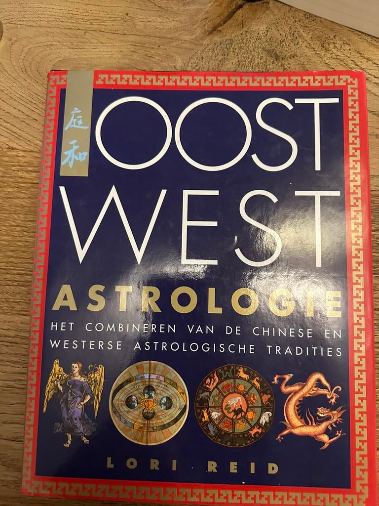 Lori Reid Oost West astrologie, Boeken, Esoterie en Spiritualiteit, Ophalen of Verzenden, Zo goed als nieuw, Astrologie, Achtergrond en Informatie